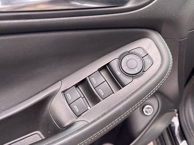 Buick Encore GX Vehicle Full-screen Gallery Image 14