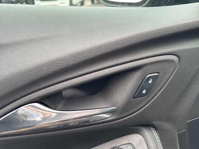 Buick Encore GX Vehicle Full-screen Gallery Image 15