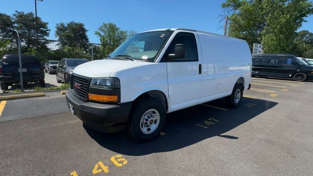 GMC Savana Cargo Van Vehicle Full-screen Gallery Image 04