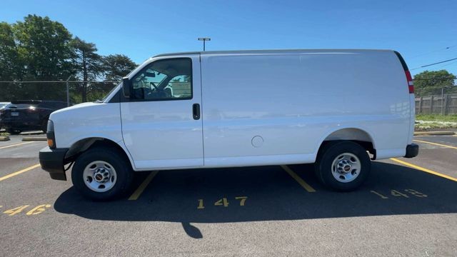 GMC Savana Cargo Van Vehicle Full-screen Gallery Image 05