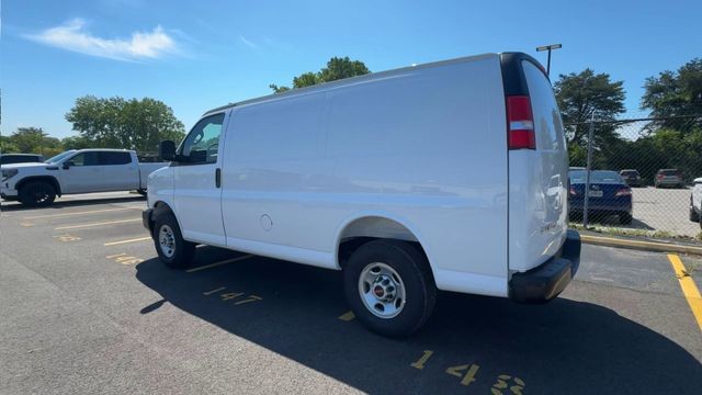 GMC Savana Cargo Van Vehicle Full-screen Gallery Image 06