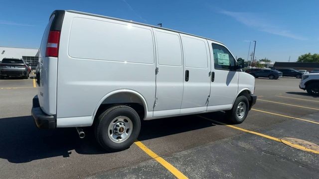 GMC Savana Cargo Van Vehicle Full-screen Gallery Image 08