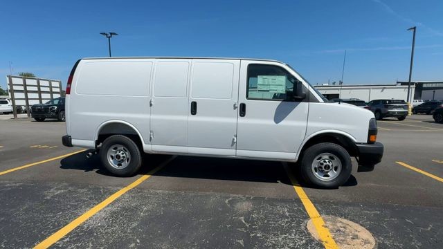 GMC Savana Cargo Van Vehicle Full-screen Gallery Image 09