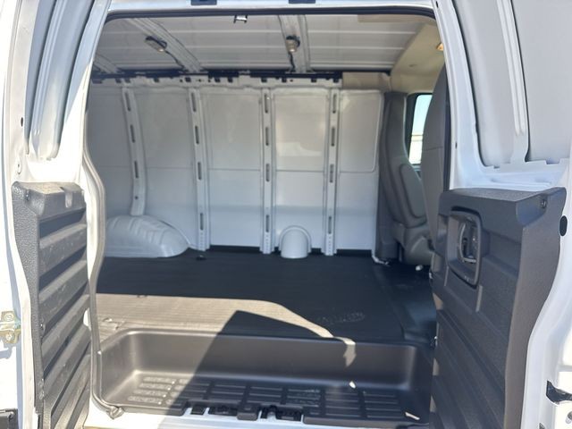 GMC Savana Cargo Van Vehicle Full-screen Gallery Image 19