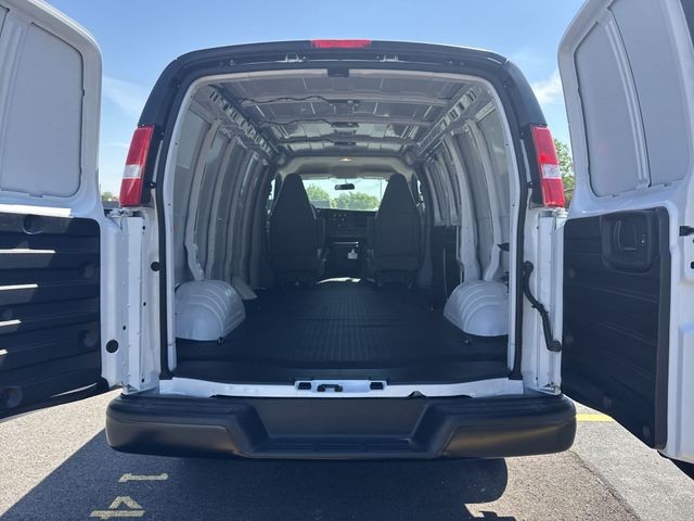 GMC Savana Cargo Van Vehicle Full-screen Gallery Image 20