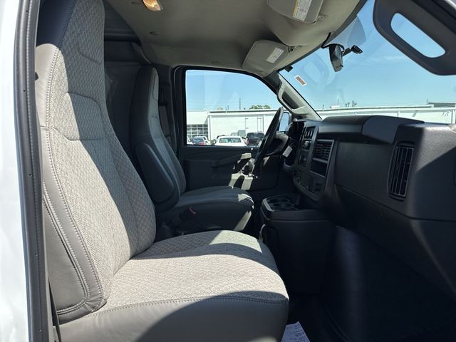 GMC Savana Cargo Van Vehicle Full-screen Gallery Image 21