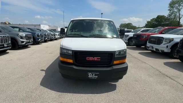 GMC Savana Cargo Van Vehicle Full-screen Gallery Image 03