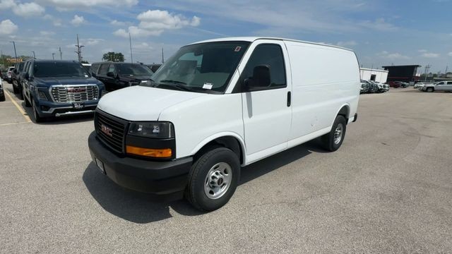 GMC Savana Cargo Van Vehicle Full-screen Gallery Image 04