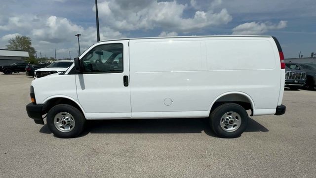 GMC Savana Cargo Van Vehicle Full-screen Gallery Image 05