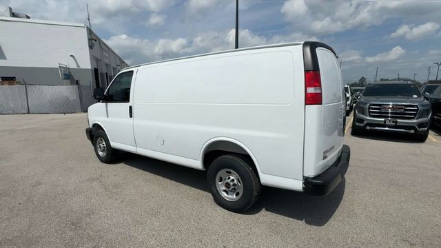 GMC Savana Cargo Van Vehicle Full-screen Gallery Image 06