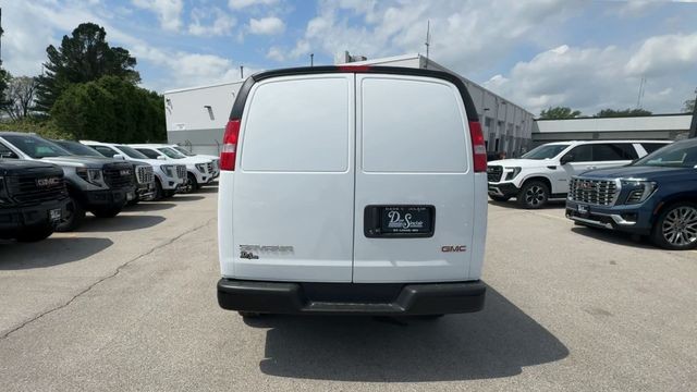 GMC Savana Cargo Van Vehicle Full-screen Gallery Image 07
