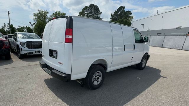 GMC Savana Cargo Van Vehicle Full-screen Gallery Image 08