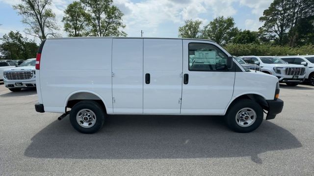 GMC Savana Cargo Van Vehicle Full-screen Gallery Image 09