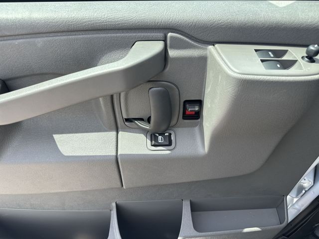 GMC Savana Cargo Van Vehicle Full-screen Gallery Image 13