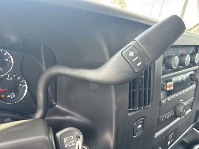 GMC Savana Cargo Van Vehicle Full-screen Gallery Image 18