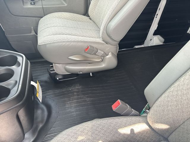 GMC Savana Cargo Van Vehicle Full-screen Gallery Image 19