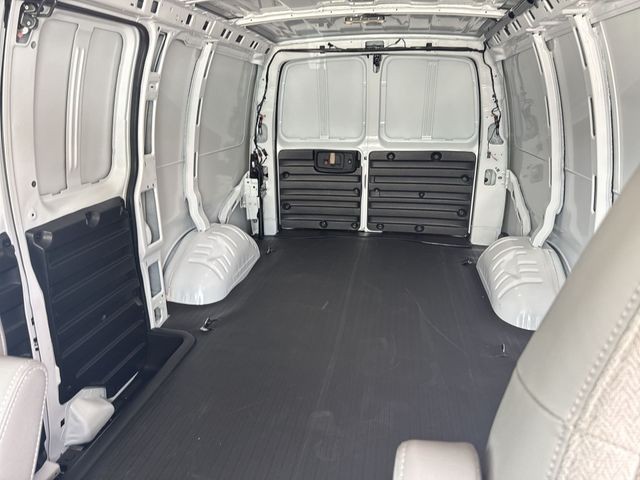 GMC Savana Cargo Van Vehicle Full-screen Gallery Image 20