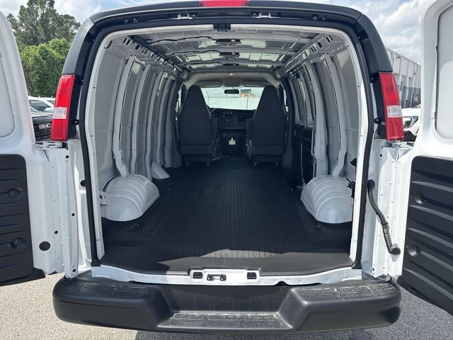 GMC Savana Cargo Van Vehicle Full-screen Gallery Image 21