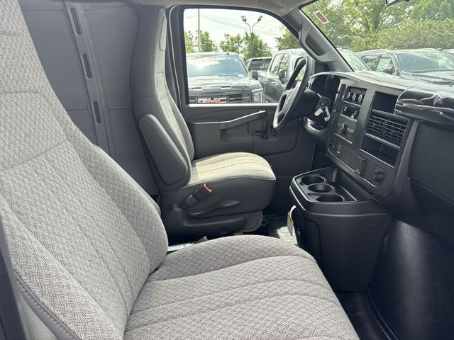 GMC Savana Cargo Van Vehicle Full-screen Gallery Image 22