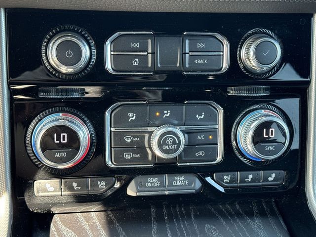 GMC Yukon XL Vehicle Full-screen Gallery Image 22
