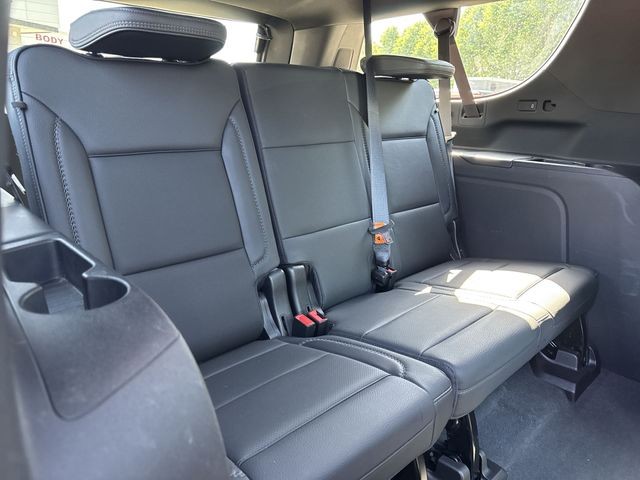 GMC Yukon XL Vehicle Full-screen Gallery Image 32