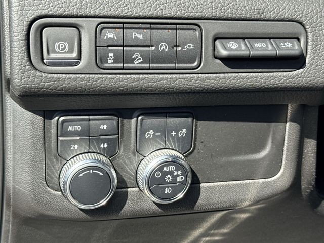 GMC Yukon XL Vehicle Full-screen Gallery Image 40