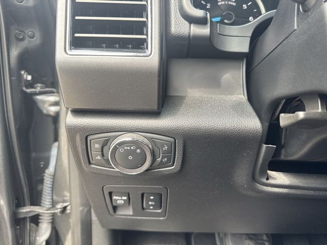 Ford F-150 Vehicle Full-screen Gallery Image 21