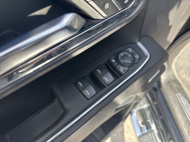 GMC Sierra 1500 Vehicle Full-screen Gallery Image 26