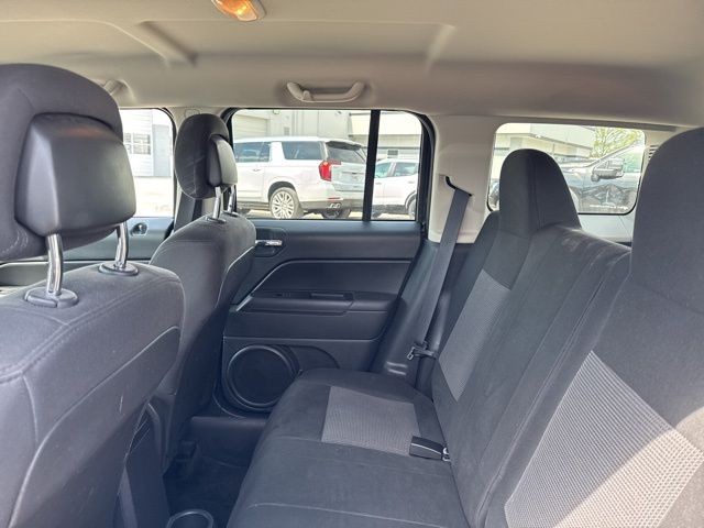 Jeep Patriot Vehicle Full-screen Gallery Image 14