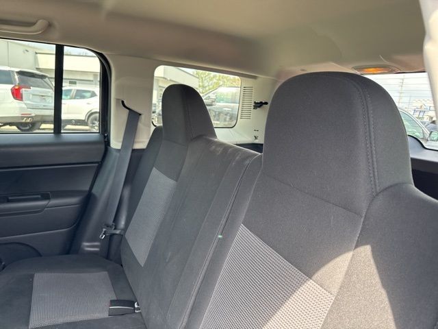 Jeep Patriot Vehicle Full-screen Gallery Image 15