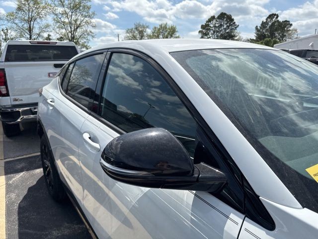 Buick Envista Vehicle Full-screen Gallery Image 07