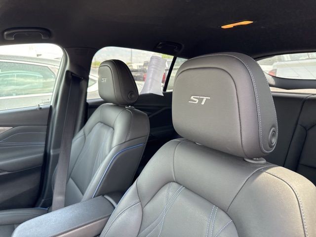 Buick Envista Vehicle Full-screen Gallery Image 11