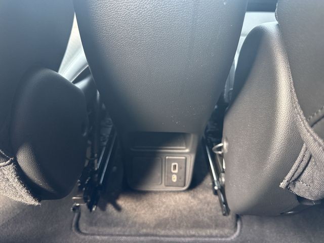 Buick Encore GX Vehicle Full-screen Gallery Image 20