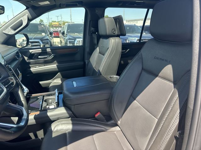 GMC Yukon Vehicle Full-screen Gallery Image 11