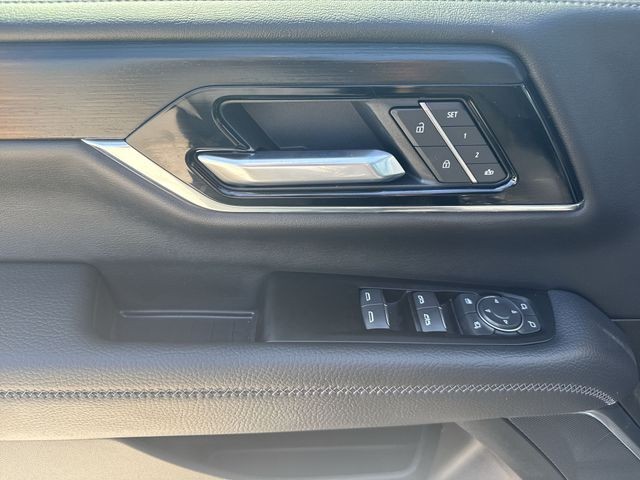 GMC Yukon Vehicle Full-screen Gallery Image 13
