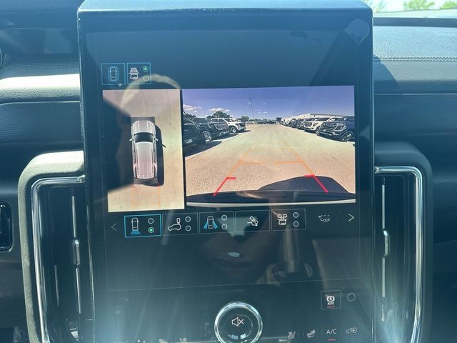 GMC Yukon Vehicle Full-screen Gallery Image 17
