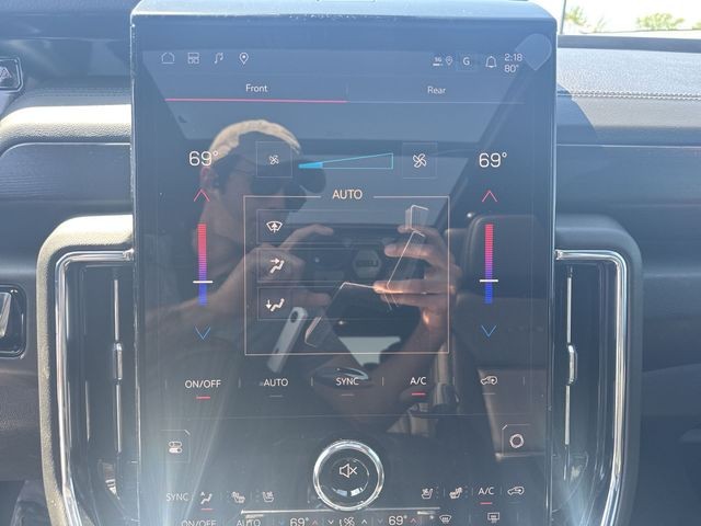 GMC Yukon Vehicle Full-screen Gallery Image 19