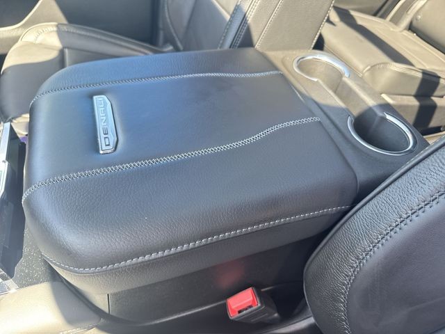GMC Yukon Vehicle Full-screen Gallery Image 21