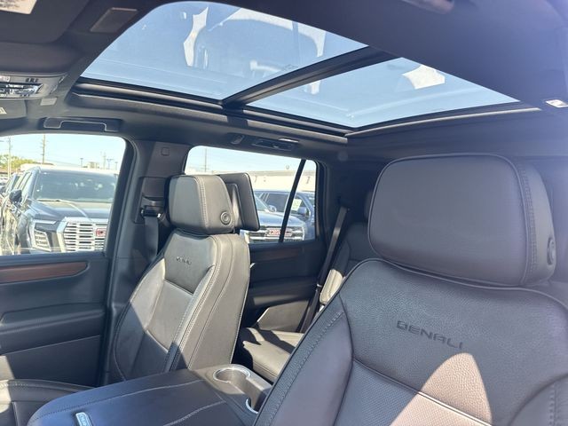 GMC Yukon Vehicle Full-screen Gallery Image 22