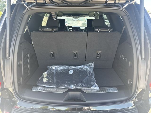GMC Yukon Vehicle Full-screen Gallery Image 25
