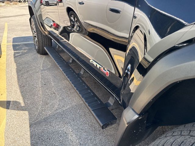 GMC Canyon Vehicle Full-screen Gallery Image 09