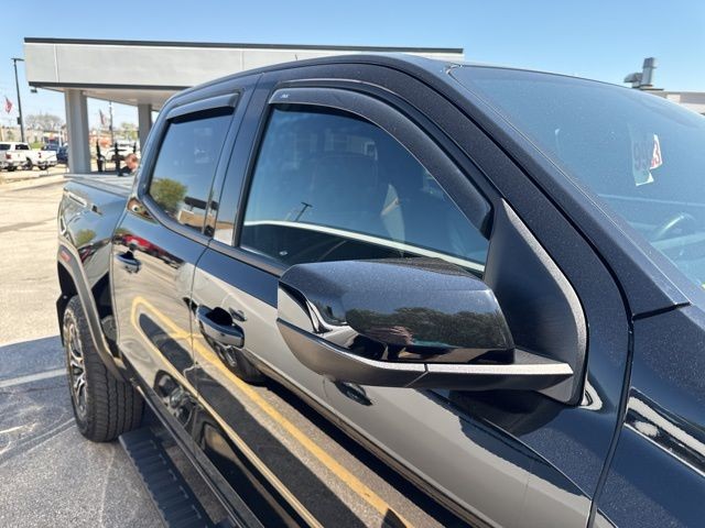 GMC Canyon Vehicle Full-screen Gallery Image 10