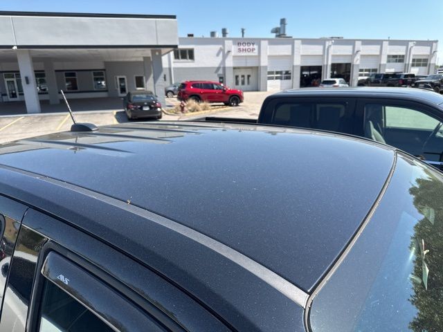 GMC Canyon Vehicle Full-screen Gallery Image 13