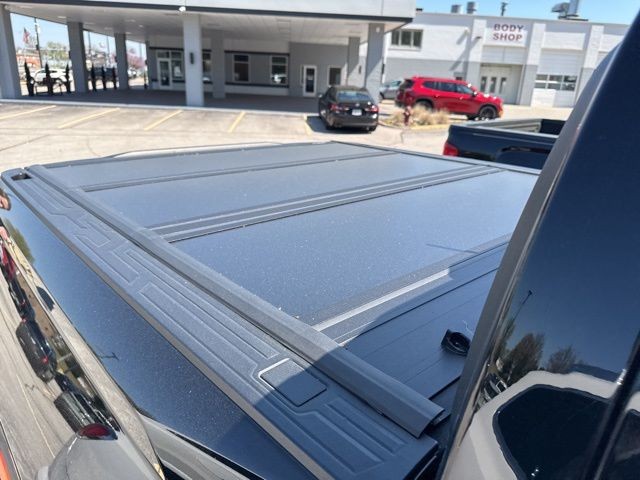 GMC Canyon Vehicle Full-screen Gallery Image 14