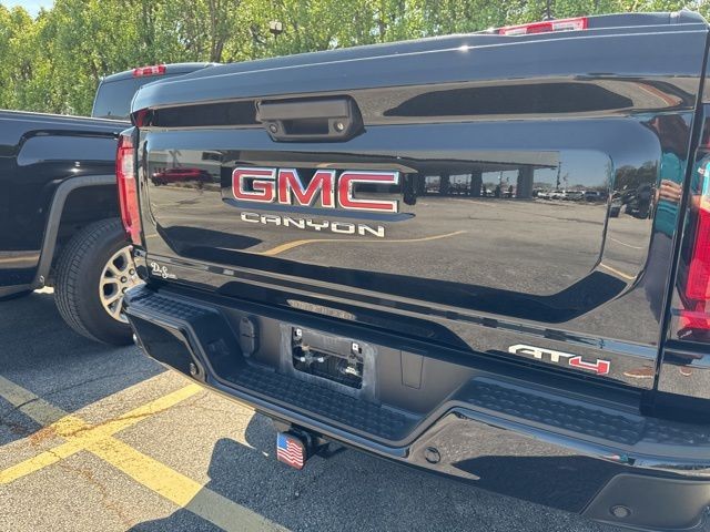 GMC Canyon Vehicle Full-screen Gallery Image 15