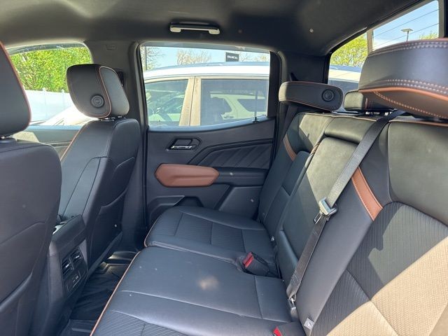 GMC Canyon Vehicle Full-screen Gallery Image 18