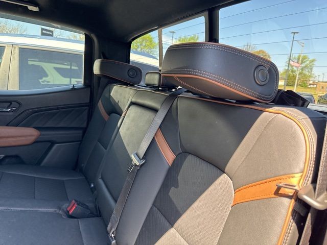 GMC Canyon Vehicle Full-screen Gallery Image 19