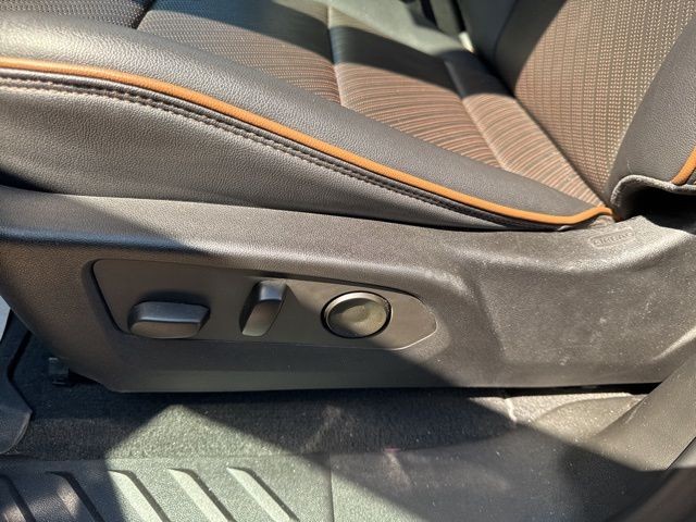 GMC Canyon Vehicle Full-screen Gallery Image 25