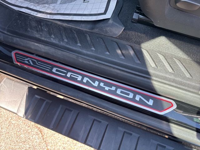 GMC Canyon Vehicle Full-screen Gallery Image 26