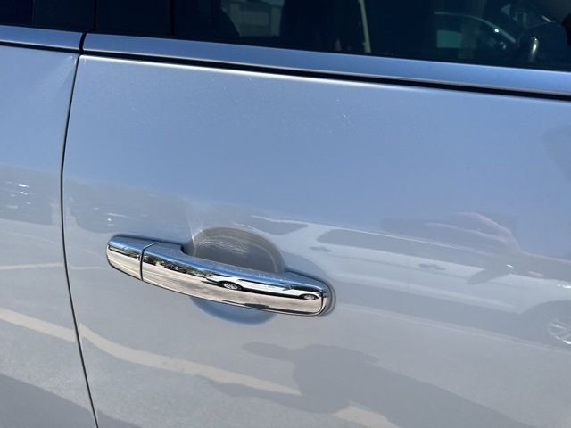 Buick Enclave Vehicle Full-screen Gallery Image 05